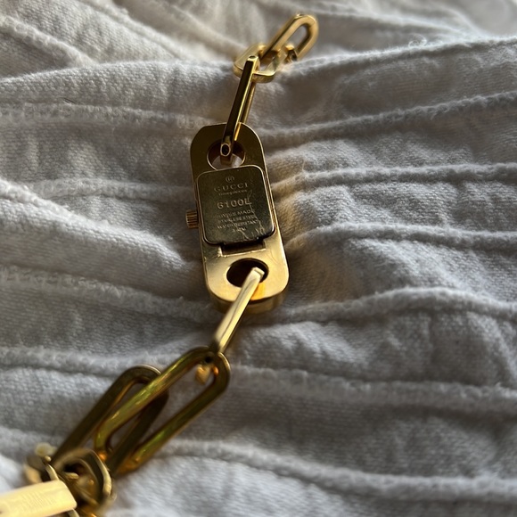 Ladies Gucci 6100L Watch, band is 7 1/2” in length with an extra 1/2” link - Picture 7 of 9